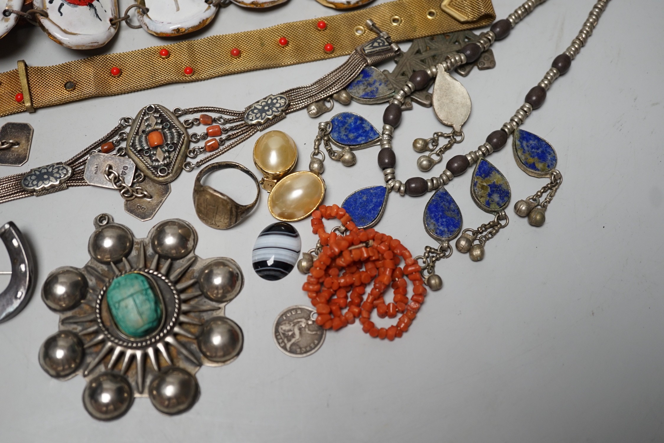 Assorted jewellery including Victorian pinchbeck guard chain, enamelled bracelet, sterling brooch etc.